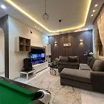 شقه فاخرة بالنرجس بالقرب من المطار