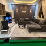 شقه فاخرة بالنرجس بالقرب من المطار