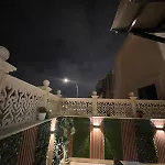 شقه فاخرة بالنرجس بالقرب من المطار